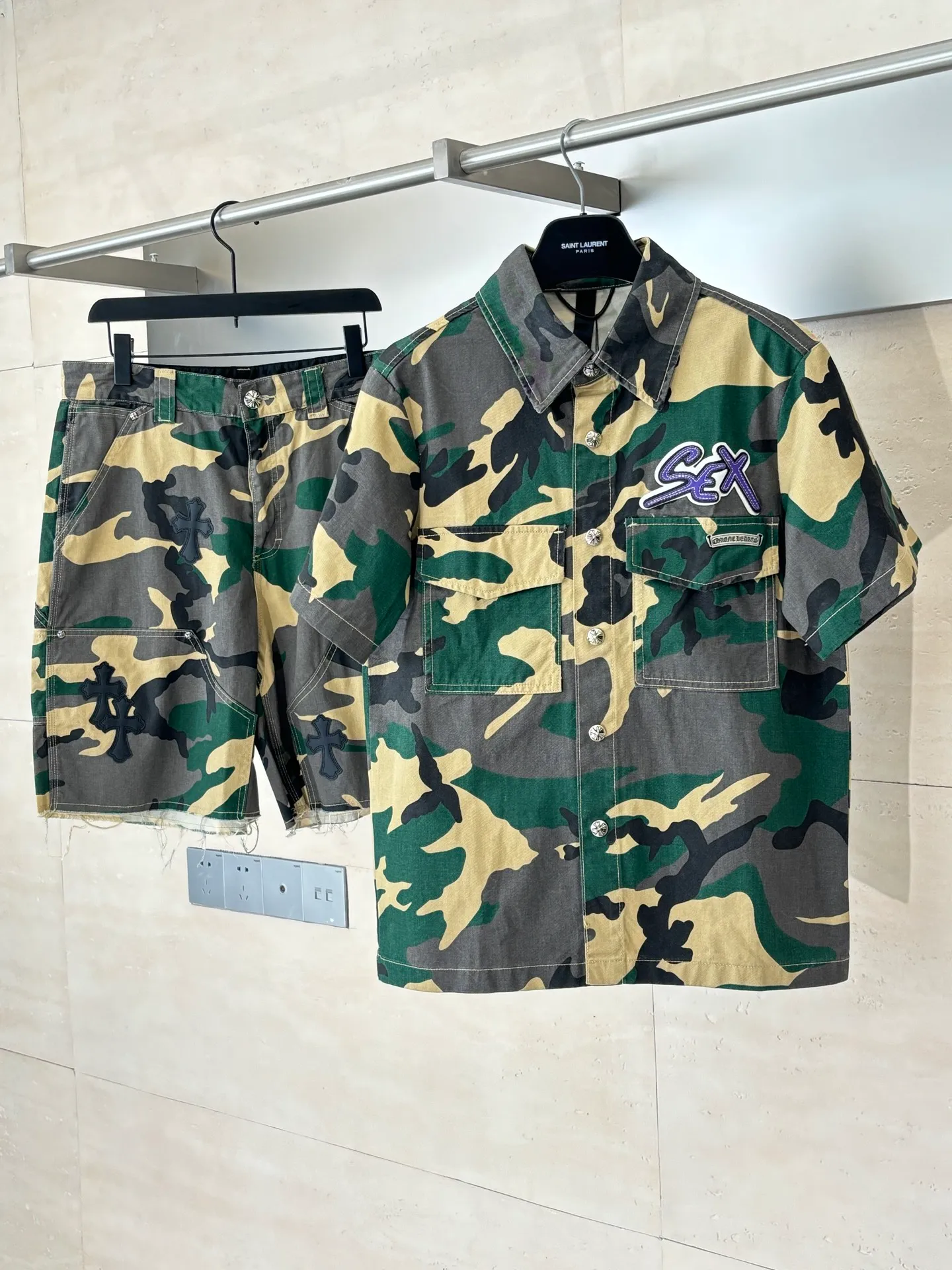 P560 Chrome Heart*/Chrome Heart CH camouflage short-sleeved denim shirt was purchased and developed by a Los Angeles agent for US$3,200. This model is made of customized military canvas fabric, restored 1:1 according to the original model, and printed with camouflage patterns. The customization period for the chest sex pattern stamp is 20 days, the minimum order is 1800 pieces, and the color plate is matched. The hardware buckles are all made of electroplated 925 silver material, the weight is perfectly restored, and they are aged and oxidized to black.  Size：S/M/L